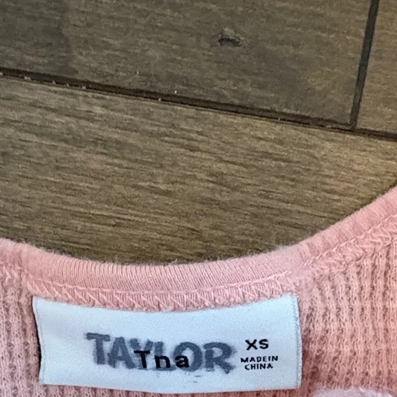 TNA Light Pink Ribbed Crop Top - Picture 2 of 2